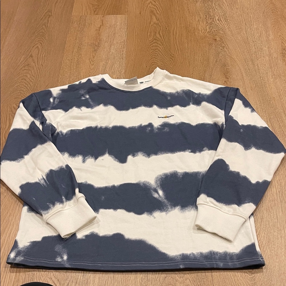 Flower Embroidered Crewneck
